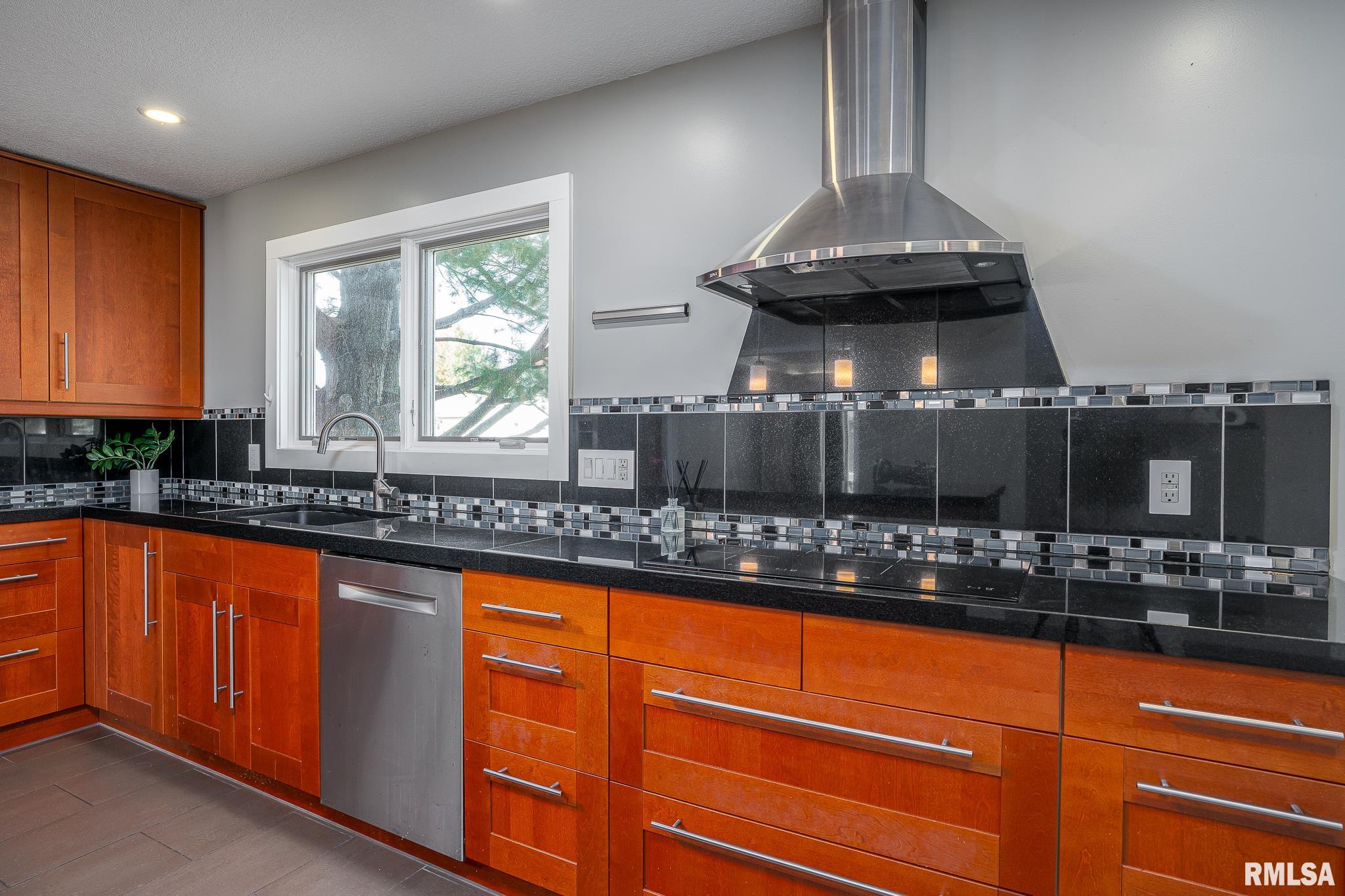 4200 Belmont Road Bettendorf, IA 52722 - Photo 6 of 32