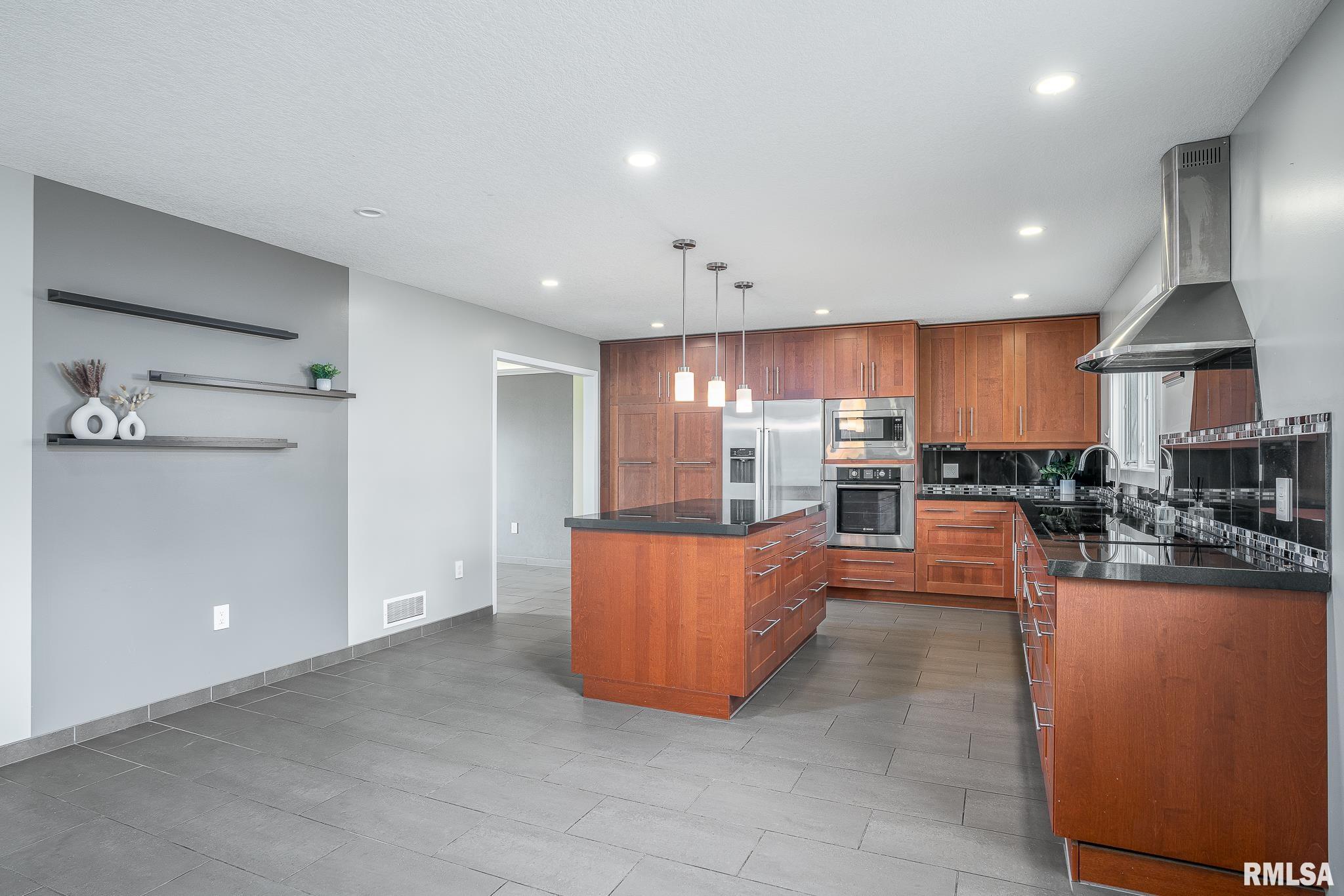 4200 Belmont Road Bettendorf, IA 52722 - Photo 7 of 32