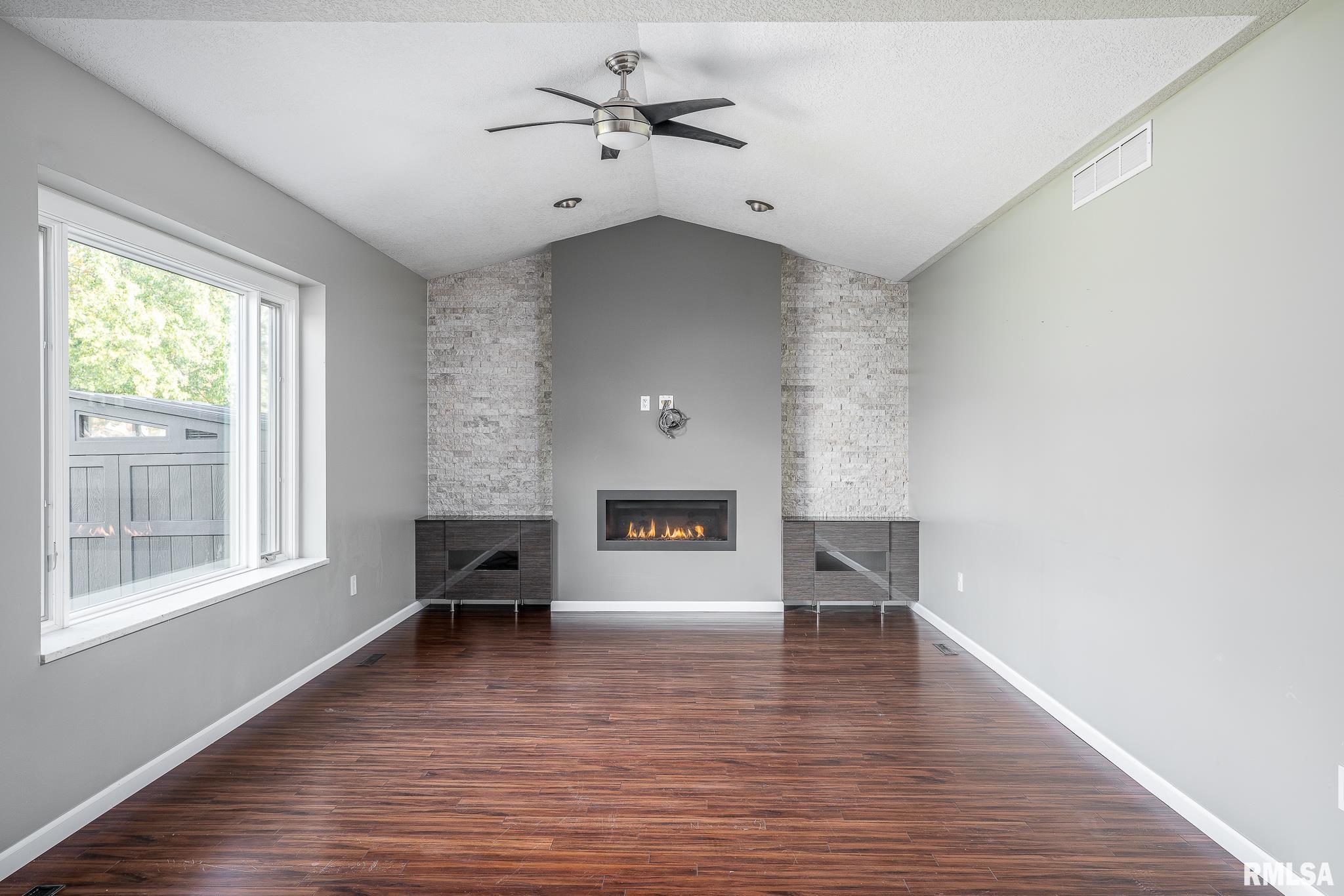 4200 Belmont Road Bettendorf, IA 52722 - Photo 9 of 32