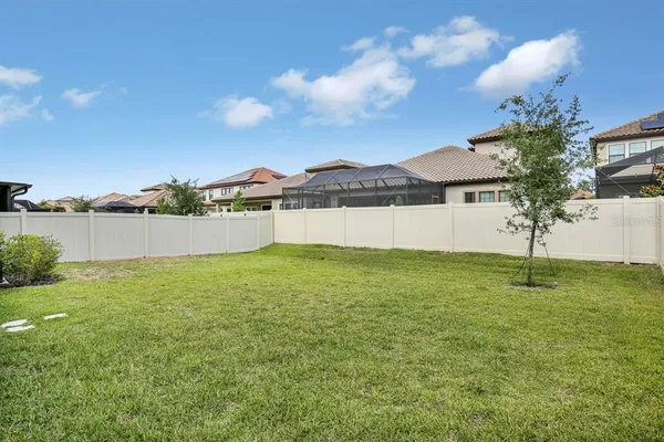 a view of a house with backyard and garden