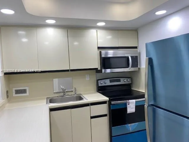 $2,650 | 5401 Collins Avenue, Unit 833, Miami Beach, FL 33140