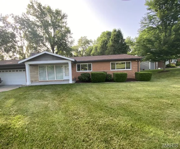 $2,900 | 8423 Louwen Drive, Clayton, MO 63105