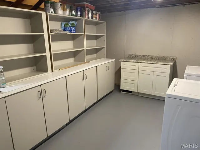 $2,900 | 8423 Louwen Drive, Clayton, MO 63105