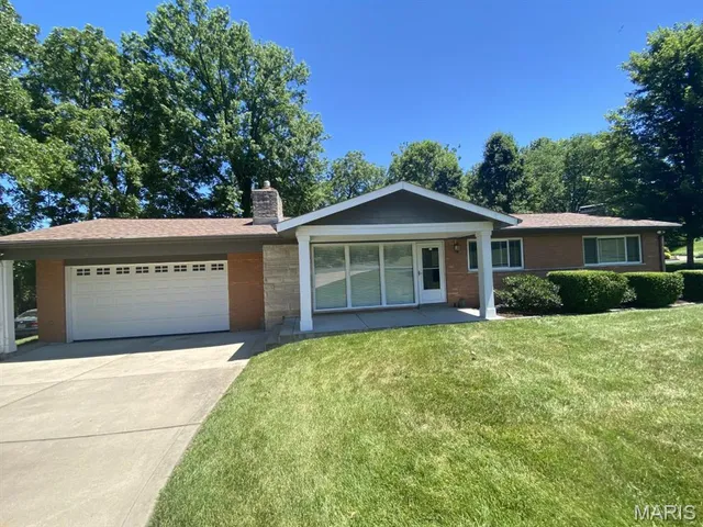 $2,900 | 8423 Louwen Drive, Clayton, MO 63105