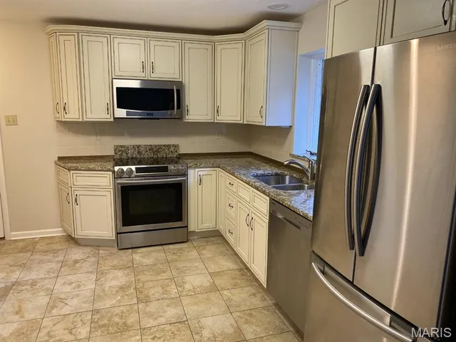 $2,900 | 8423 Louwen Drive, Clayton, MO 63105