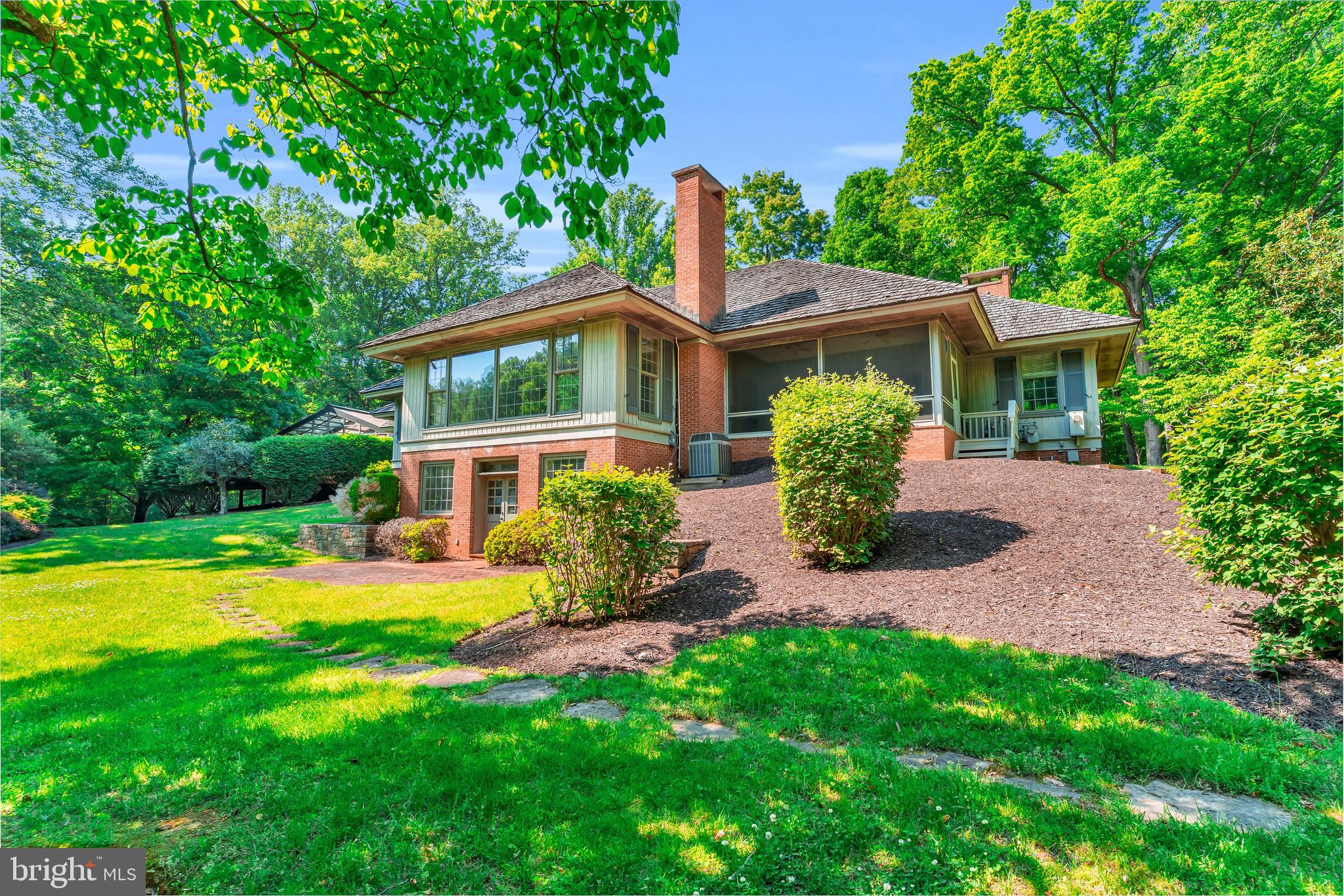 11032 Popes Head Road Fairfax, VA 22030 - Photo 4 of 28