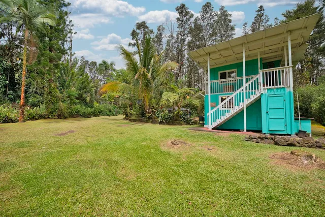 a view of a backyard