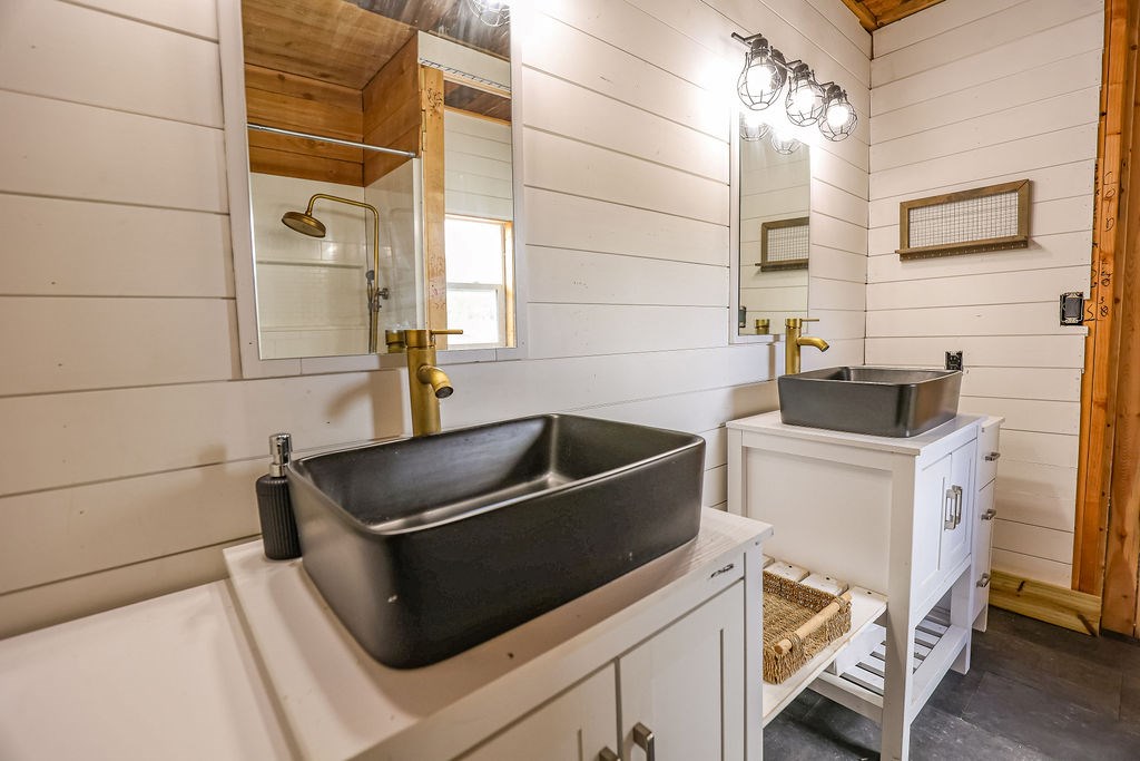 45425 None Rocksprings, TX 78880 - Photo 12 of 43 Upstairs Bathroom, Jack and Jill