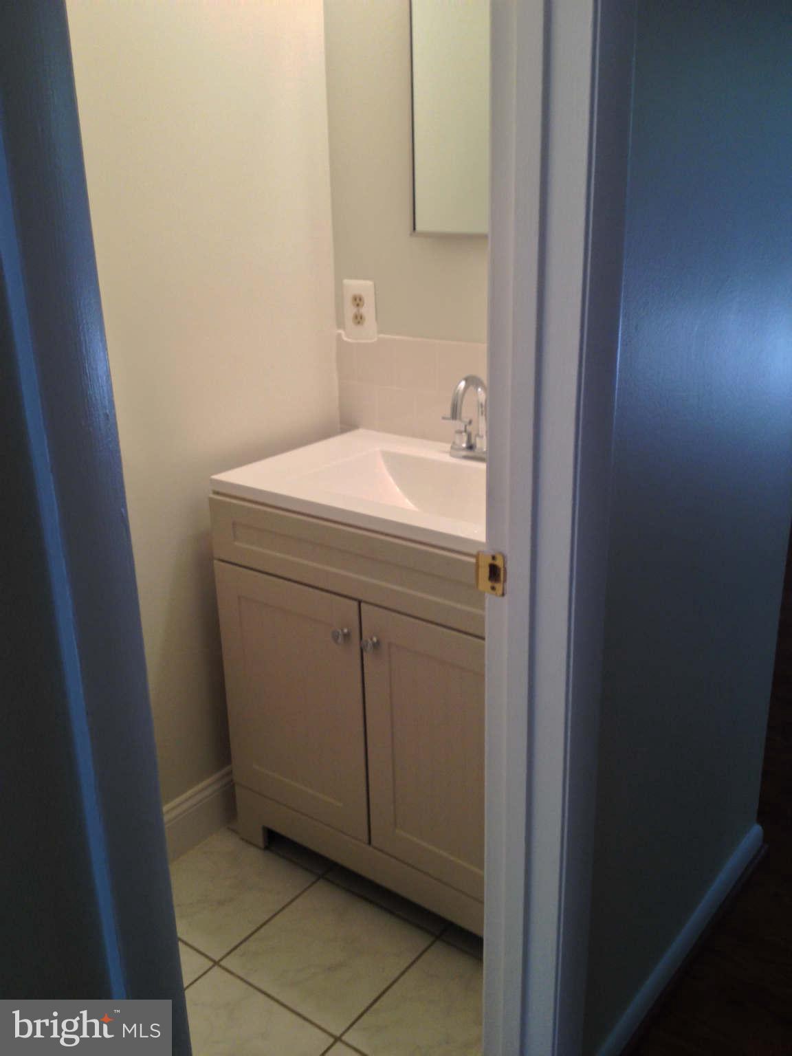 1327 Northgate Square Reston, VA 20190 - Photo 8 of 17 Bath