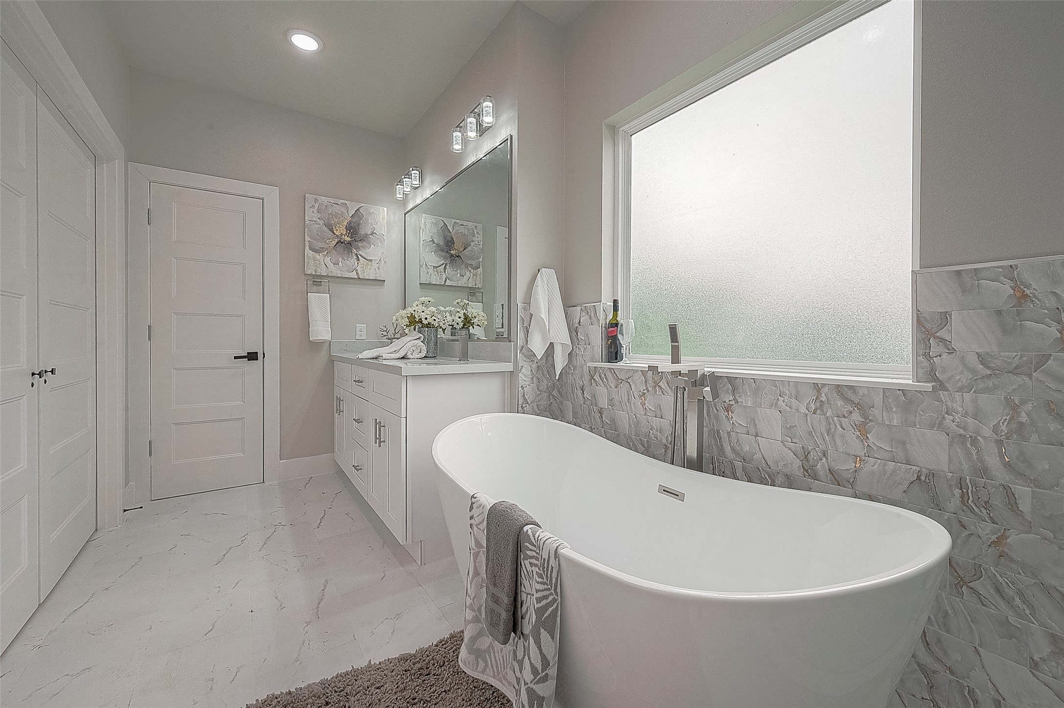 7108 St Augustine Street Houston, TX 77021 - Photo 8 of 21 a bathroom with a bathtub and a sink