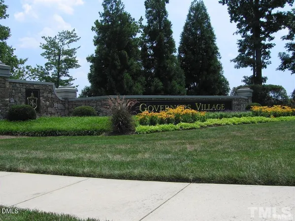 a view of house with a yard