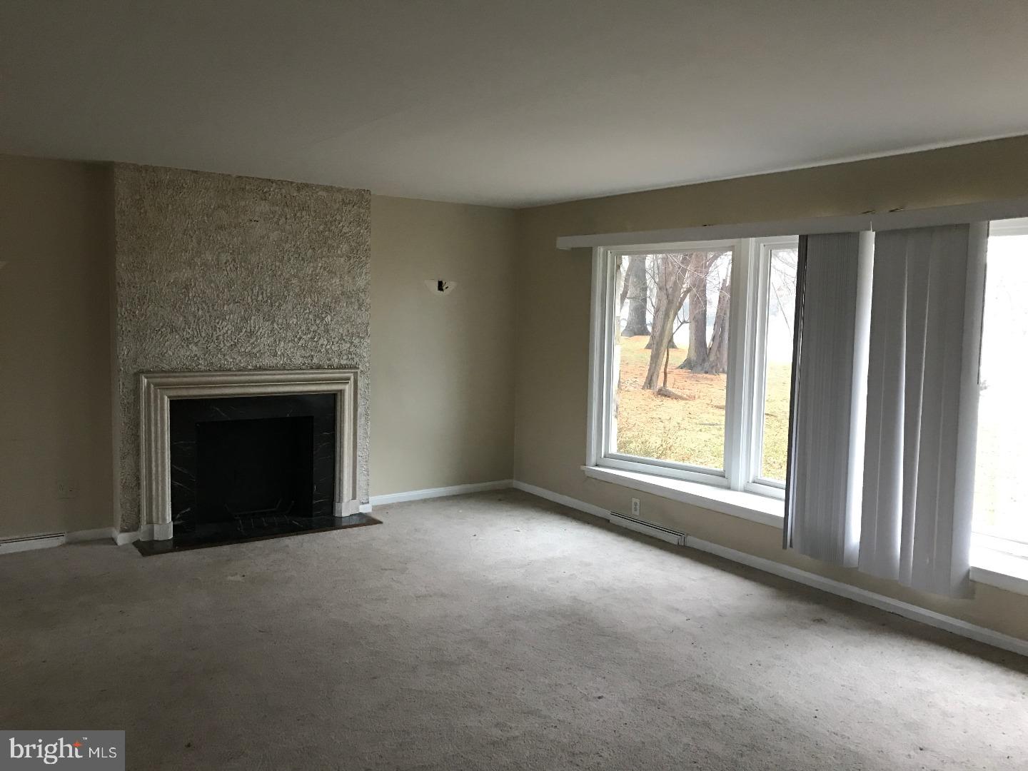 322 Old Farm Road Wyncote, PA 19095 - Photo 4 of 22 Living Room