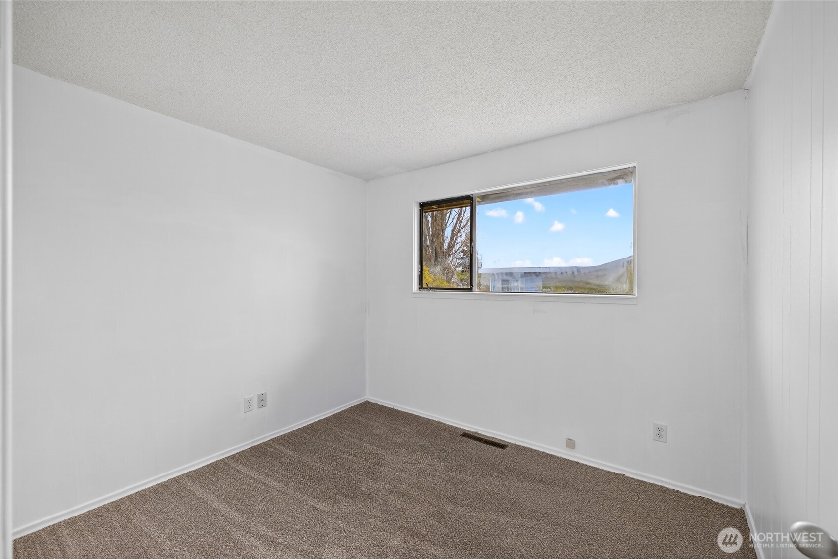 282 Southwest 10th Avenue Oak Harbor, WA 98277 - Photo 12 of 33 an empty room with a window