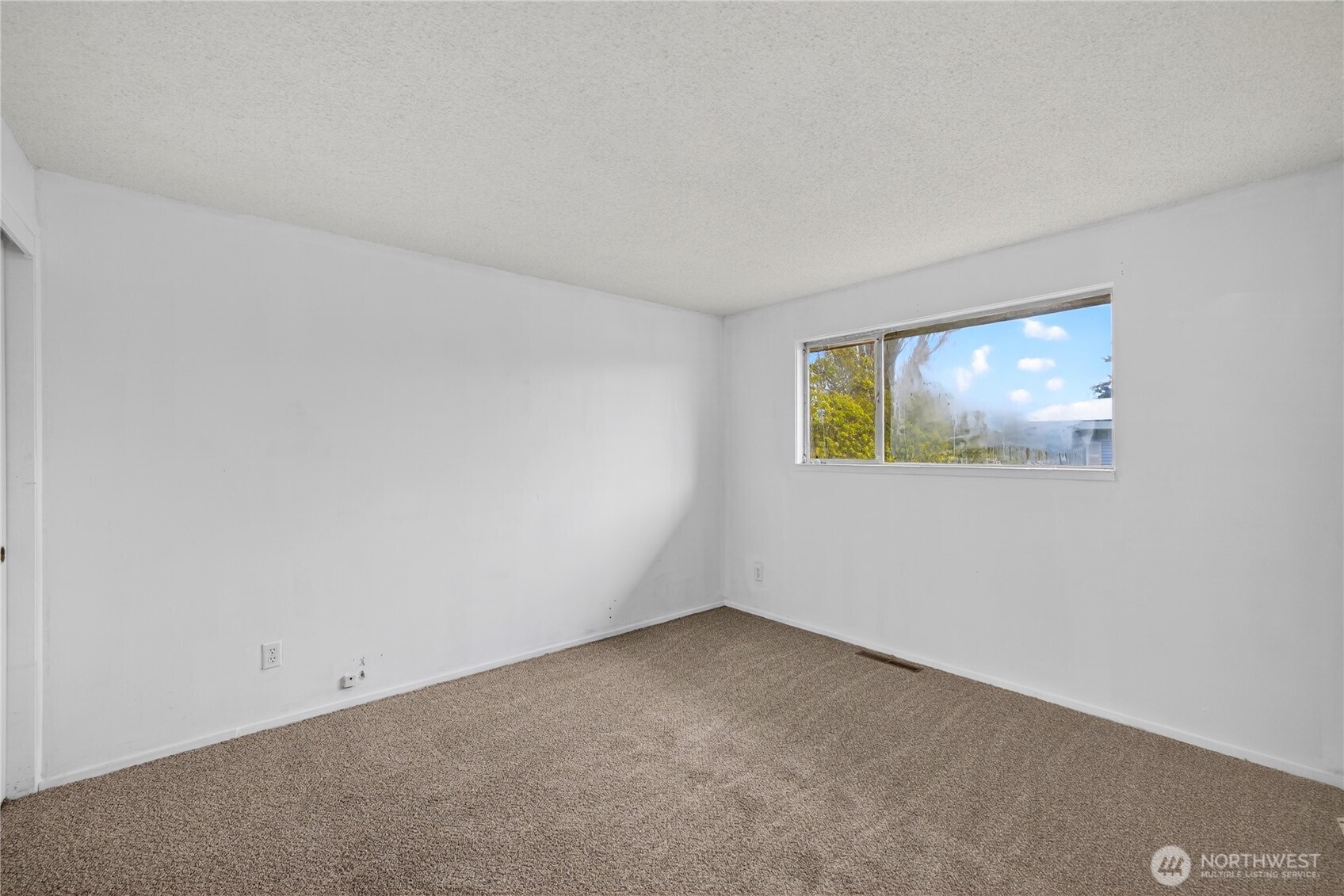 282 Southwest 10th Avenue Oak Harbor, WA 98277 - Photo 14 of 33 a view of an empty room