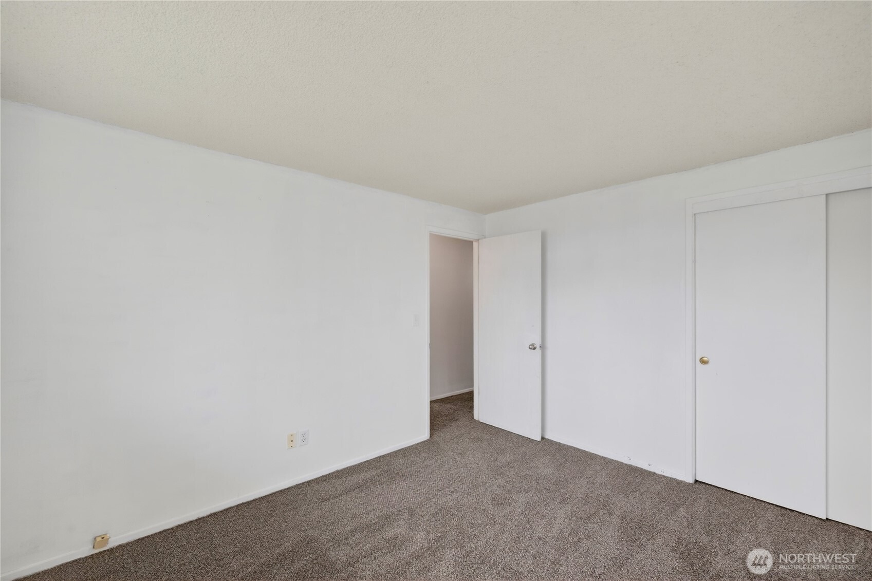 282 Southwest 10th Avenue Oak Harbor, WA 98277 - Photo 15 of 33 a view of an empty room