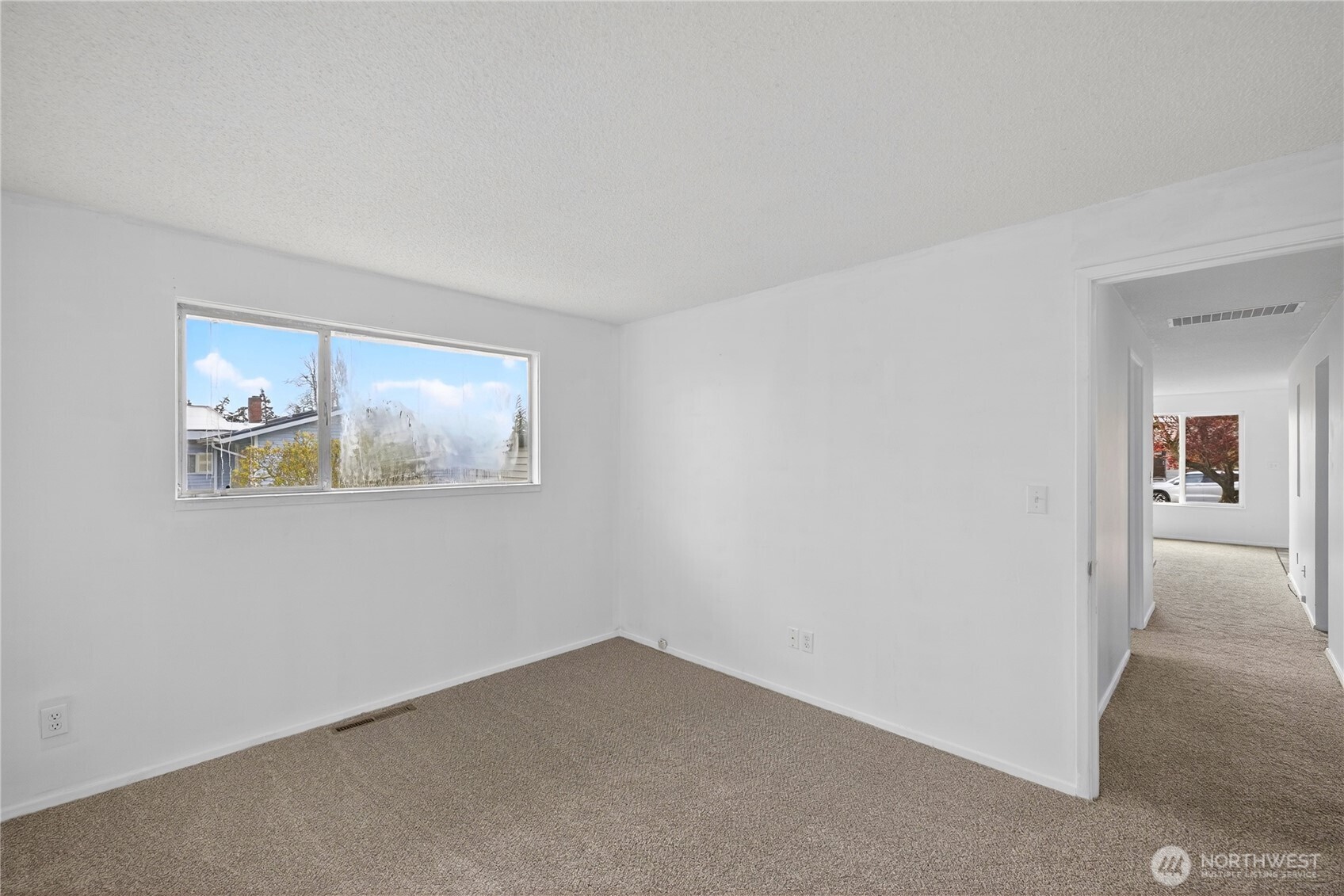 282 Southwest 10th Avenue Oak Harbor, WA 98277 - Photo 16 of 33 an empty room with a hallway
