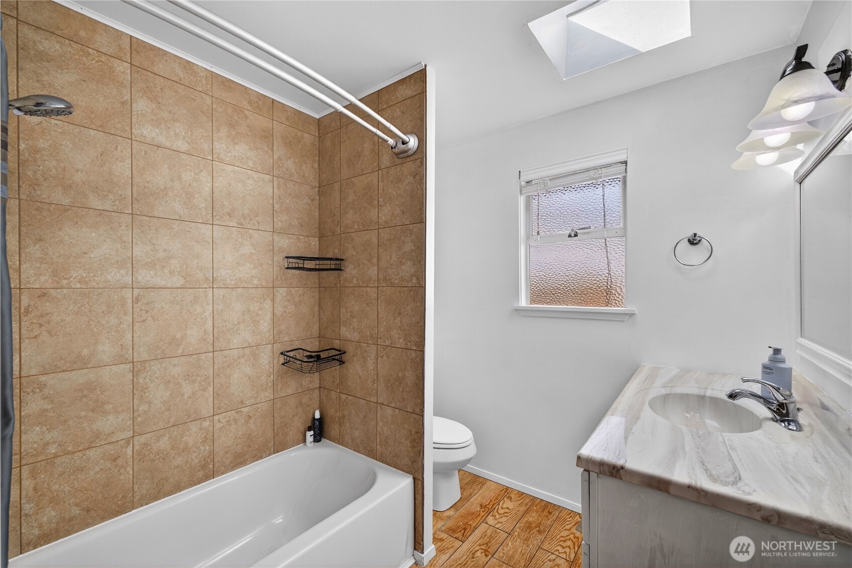 282 Southwest 10th Avenue Oak Harbor, WA 98277 - Photo 17 of 33 a bathroom with a tub a sink and mirror