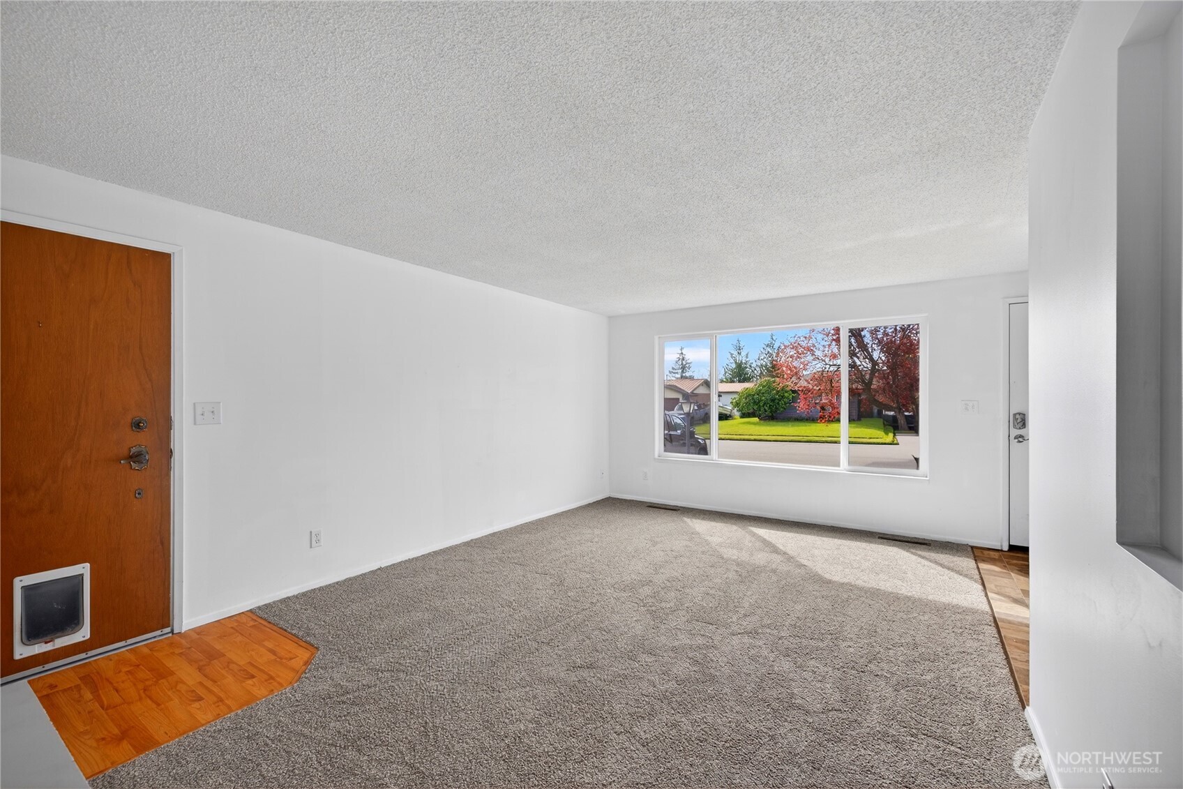 282 Southwest 10th Avenue Oak Harbor, WA 98277 - Photo 6 of 33 an empty room with window
