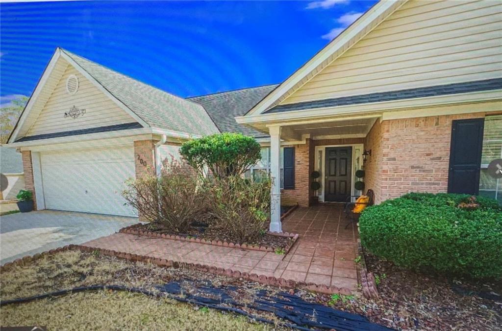 a view of a house with backyard