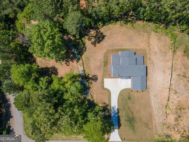 a view of a yard with a yard