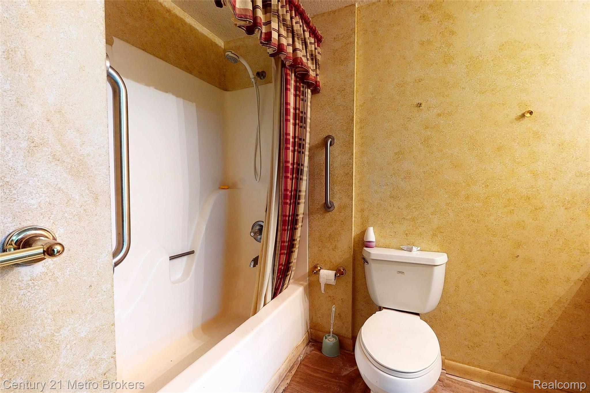 7475 East Atherton Road Davison, MI 48423 - Photo 19 of 50 7475-E-Atherton-Rd-17 Bathroom.jpg
