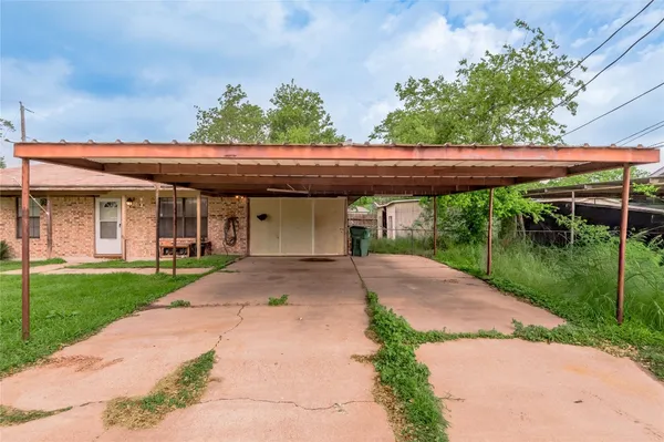 $169,000 | 210 Bullard Street, Madisonville, TX 77864