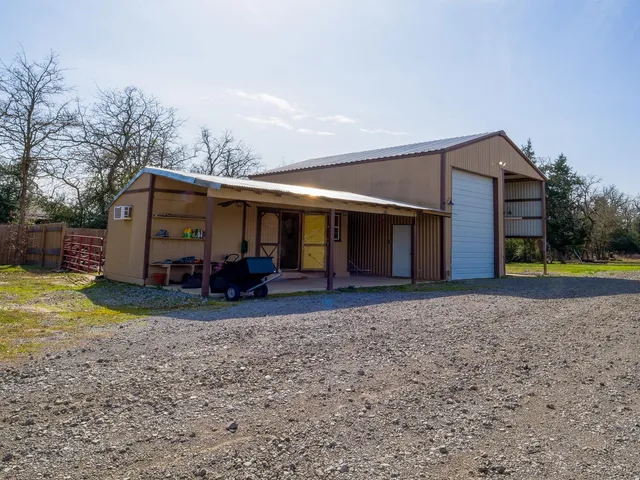 a view of a house with backyard
