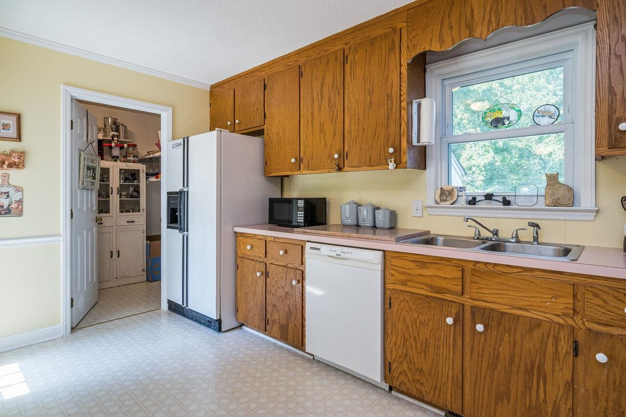 106 Riding Ridge Road Fuquay-Varina, NC 27526 - Photo 11 of 28 All appliances convey with the sale of this property. Kitchen
