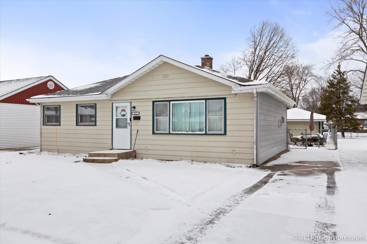 5262 West 90th Street Oak Lawn, IL 60453 - Photo 1 of 17 a front view of a house with a yard