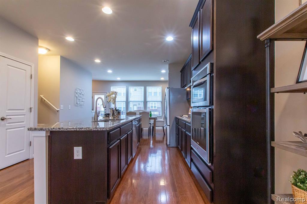 863 Barclay Circle Rochester Hills, MI 48307 - Photo 11 of 35