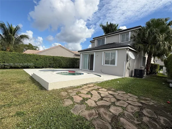 a view of a house with yard and plants