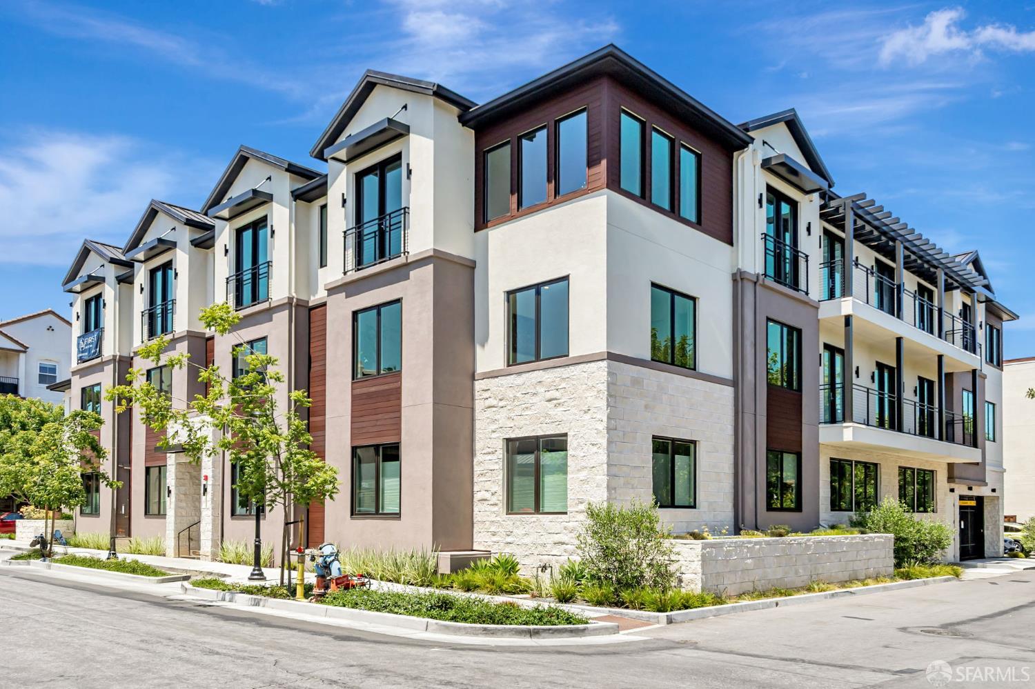 425 1st Street, Unit 21 Los Altos, CA 94022 - Photo 40 of 41 a front view of a multi story residential apartment building