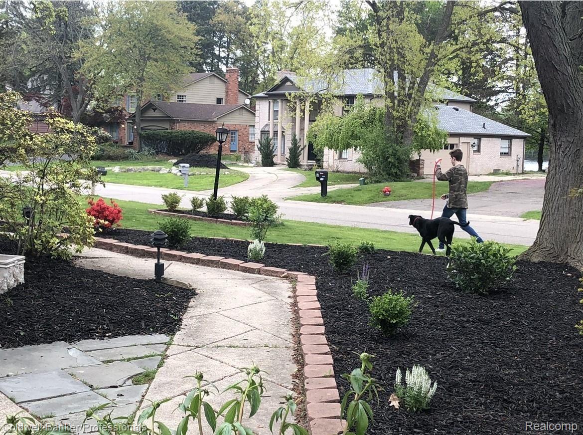 5138 Lake Bluff Road West Bloomfield, MI 48323 - Photo 8 of 54 No worry about landscaping getting trampled by short cuts