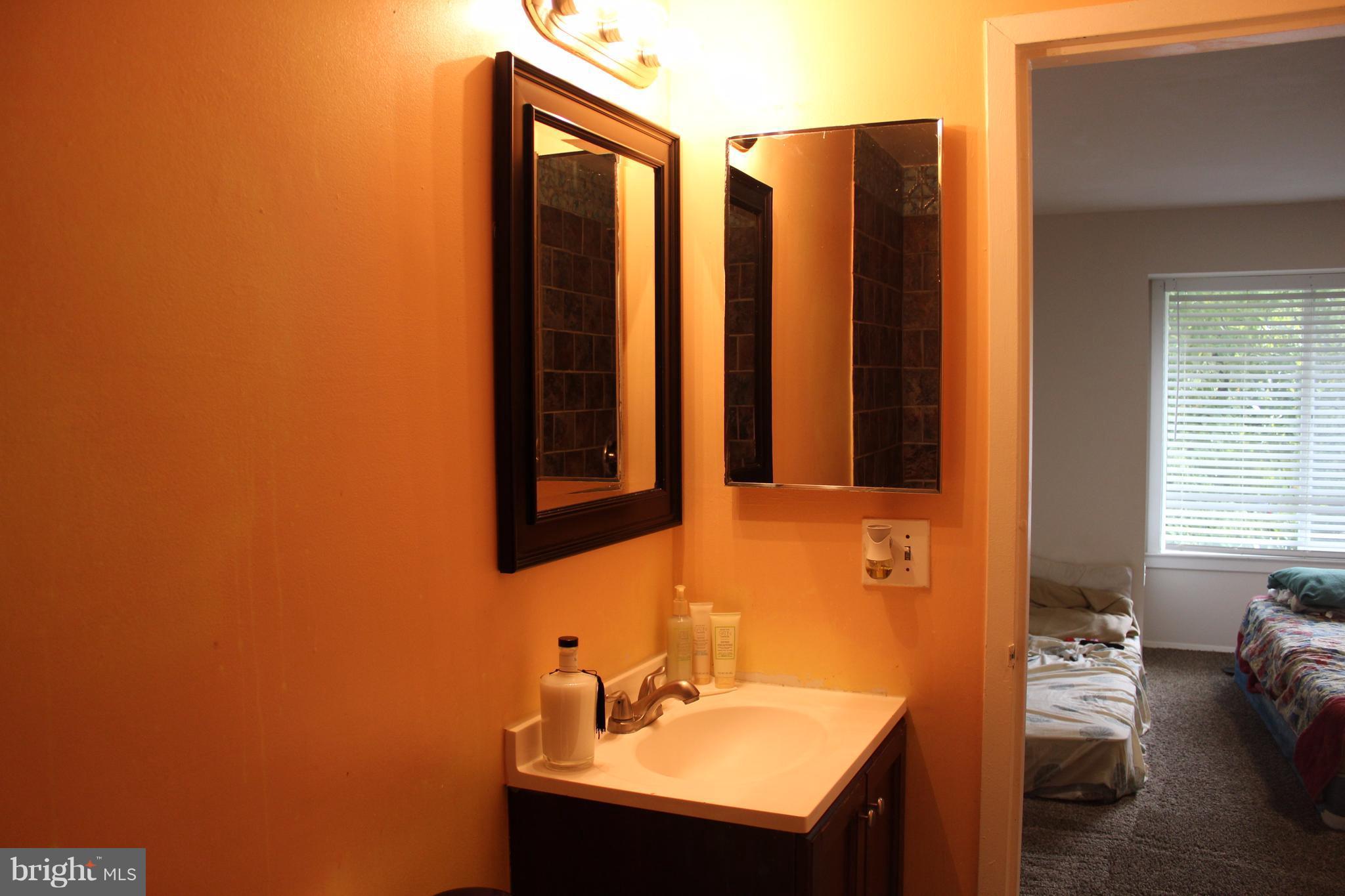 9440 Horizon Run Road, Unit 14A Gaithersburg, MD 20886 - Photo 6 of 19 Bath (Master)