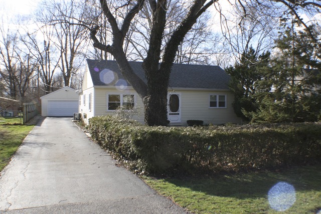 933 Wisconsin Road New Lenox, IL 60451 - Photo 2 of 16 a front view of a house with garden