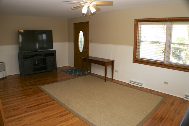 933 Wisconsin Road New Lenox, IL 60451 - Photo 11 of 16 a living room with furniture and a flat screen tv