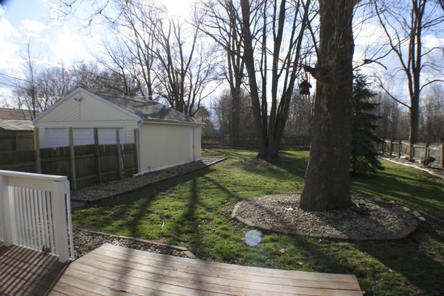 933 Wisconsin Road New Lenox, IL 60451 - Photo 4 of 16 a front view of a house with garden