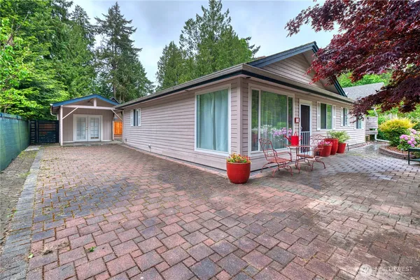 a view of a house with backyard and sitting area