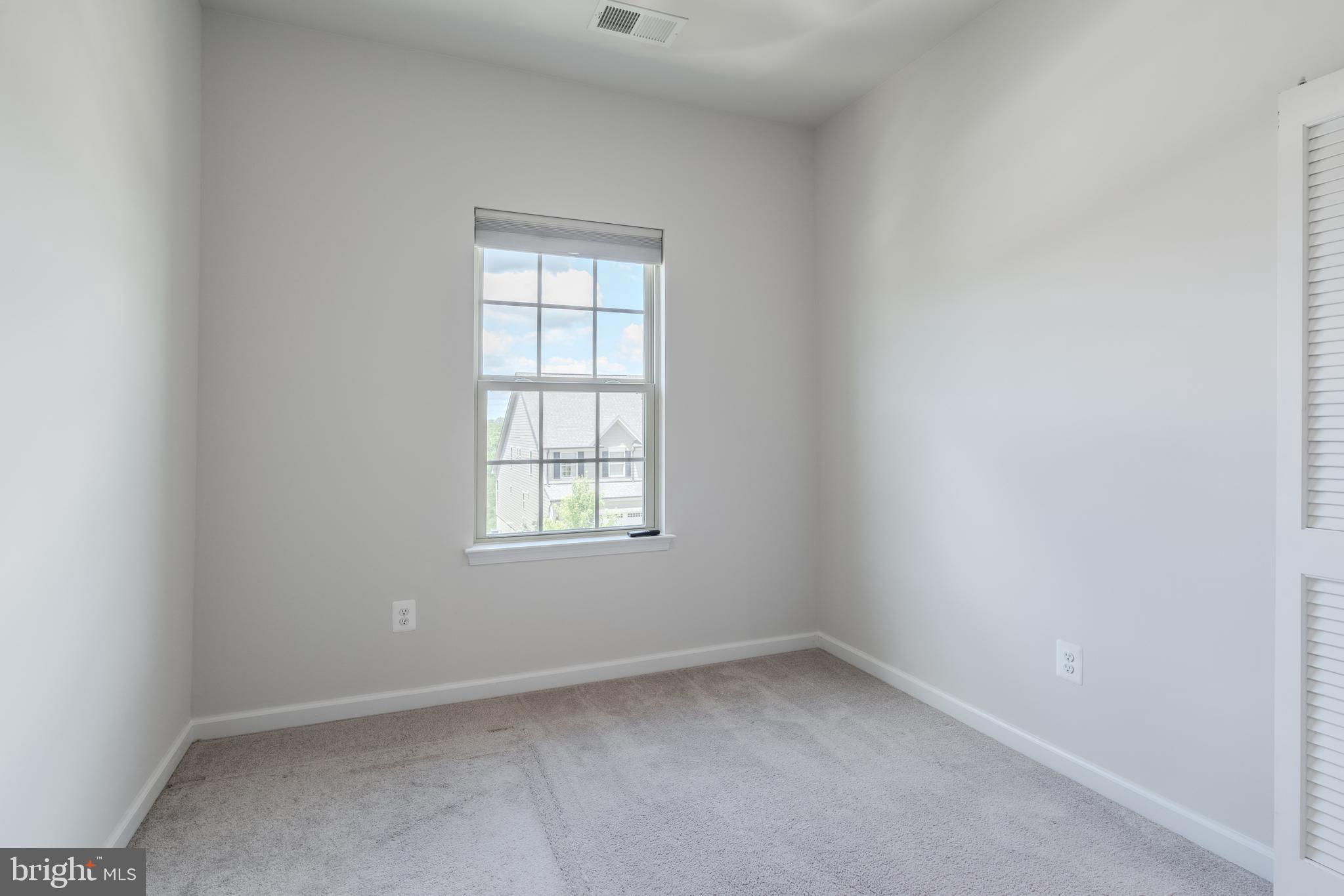 18191 Red Mulberry Road Dumfries, VA 22026 - Photo 31 of 42 an empty room with a window