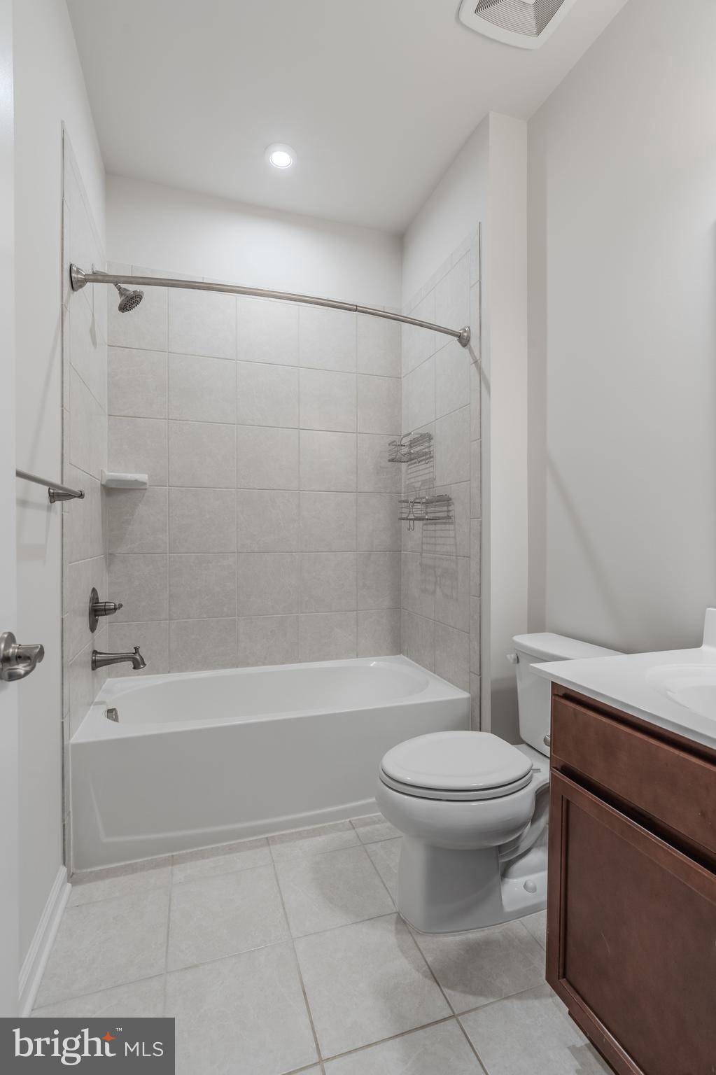 18191 Red Mulberry Road Dumfries, VA 22026 - Photo 37 of 42 a bathroom with a toilet and a bathtub
