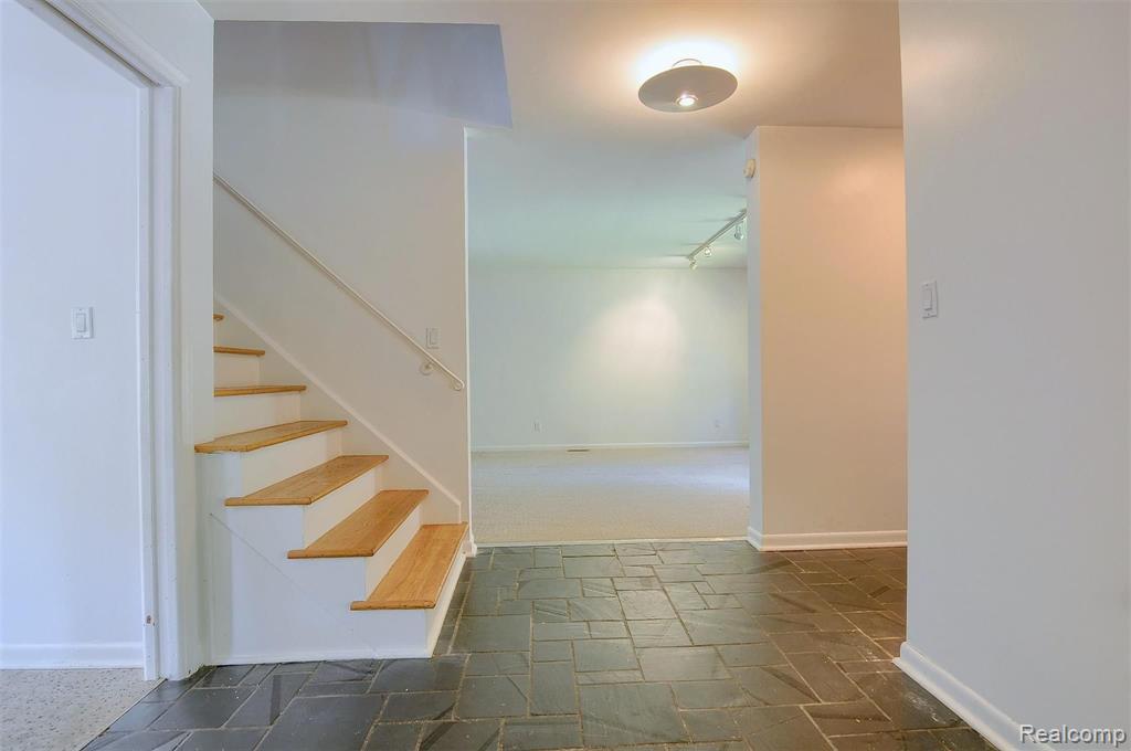 26117 York Road Huntington Woods, MI 48070 - Photo 4 of 32