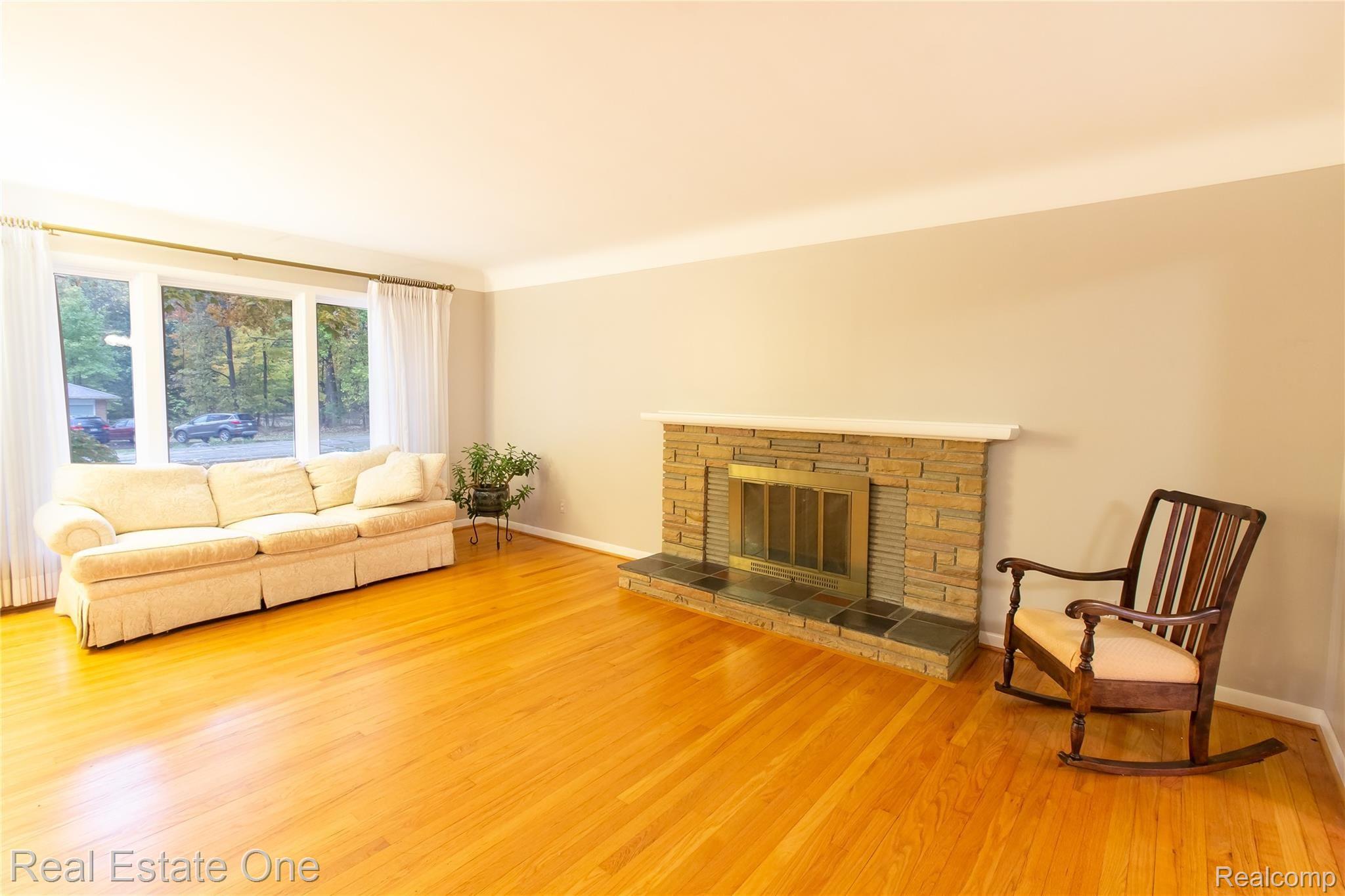 1430 Gracedale Drive Rochester, MI 48309 - Photo 14 of 31 LivingRoom_3 (5).jpg