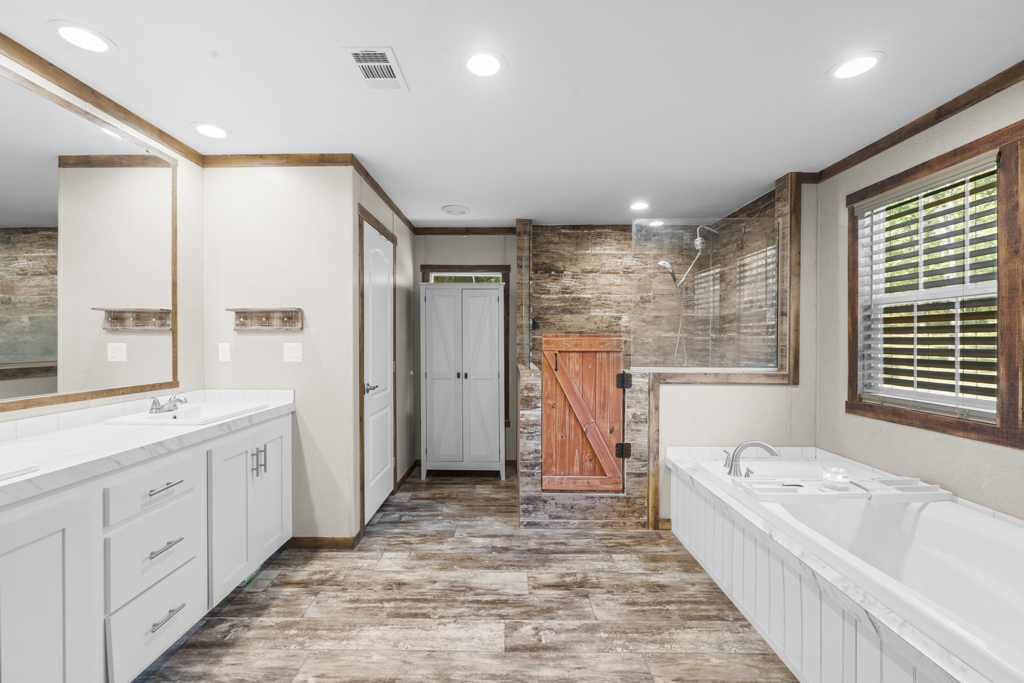 577 Winding River Road South Oakhurst, TX 77359 - Photo 18 of 31 a bathroom with a tub sink shower and mirror