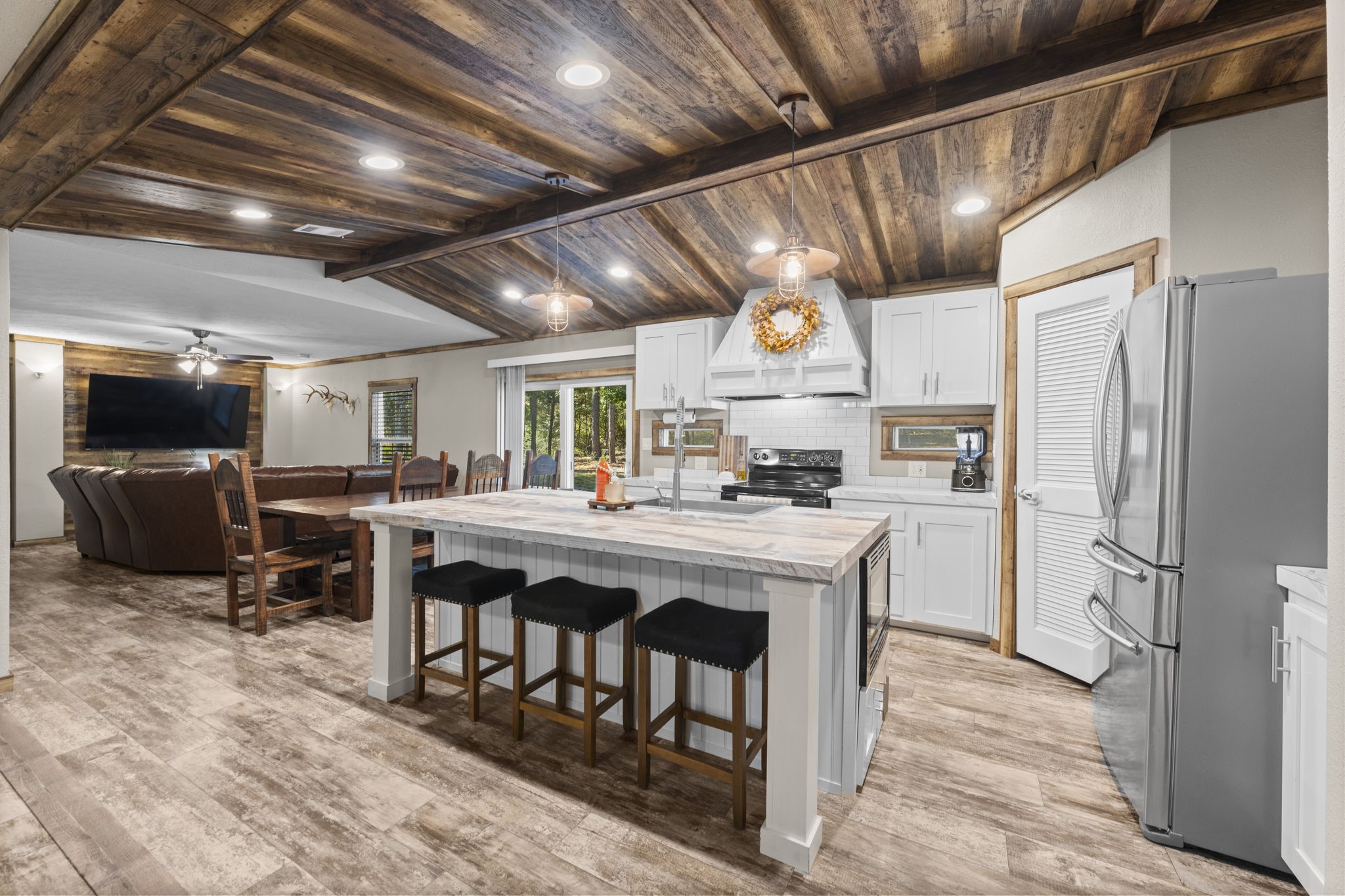 577 Winding River Road South Oakhurst, TX 77359 - Photo 7 of 31 a kitchen with lots of counter top space and appliances