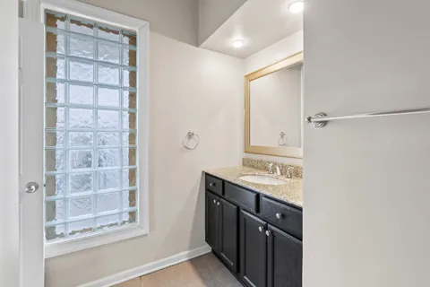 $2,100 | 1115 East Knapp Street, Unit 2, Milwaukee, WI 53202