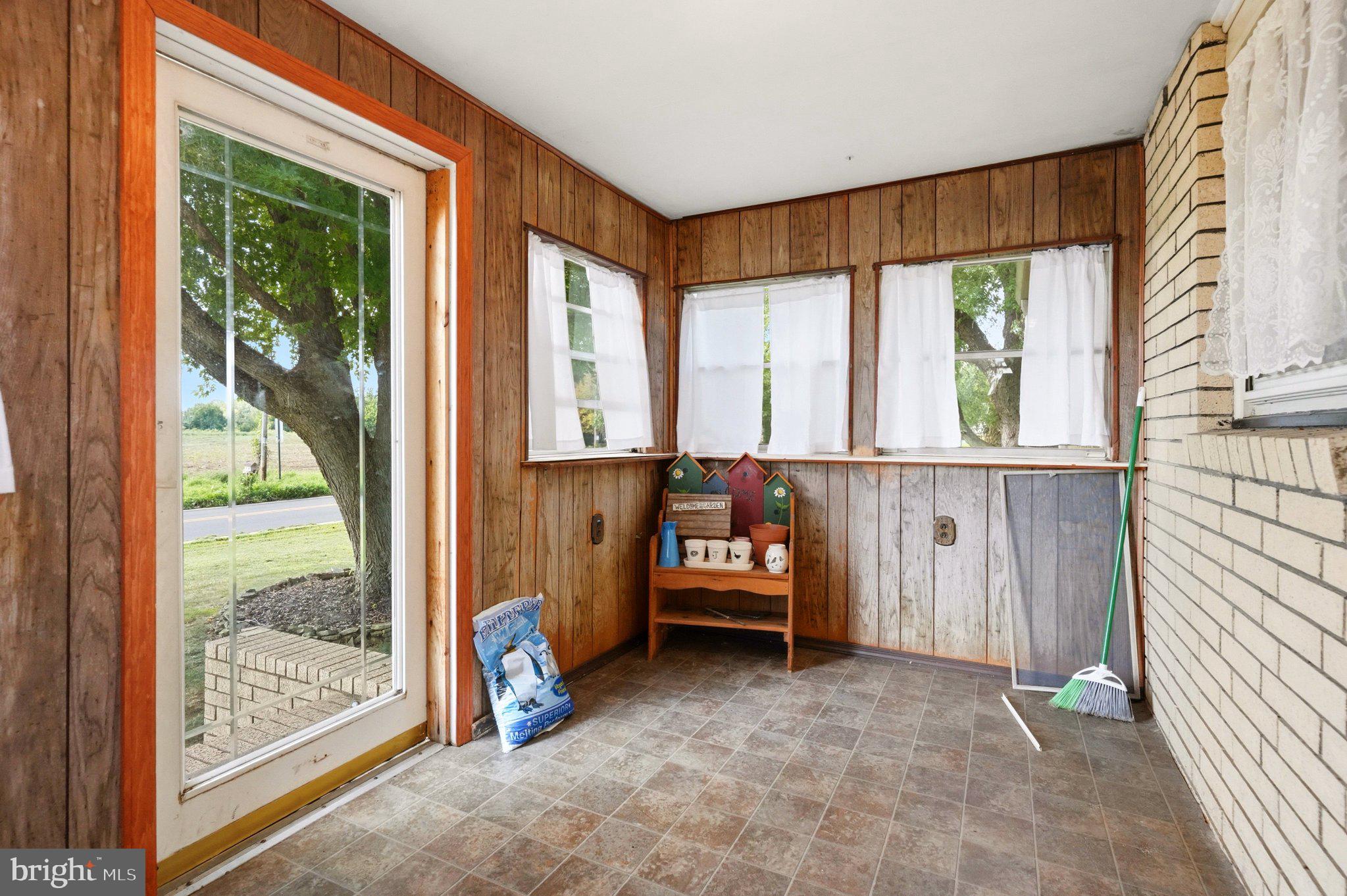 19 South Tilbury Road Salem, NJ 08079 - Photo 5 of 25 Charming entryway with natural light.