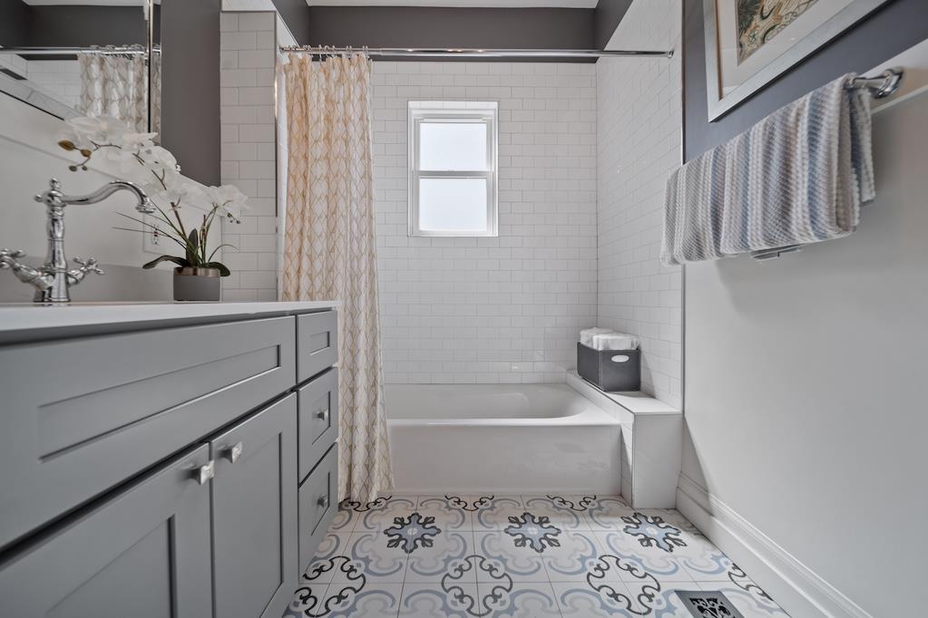 1731 11th Street Oakland, CA 94607 - Photo 19 of 35 a bathroom with a bathtub and a sink