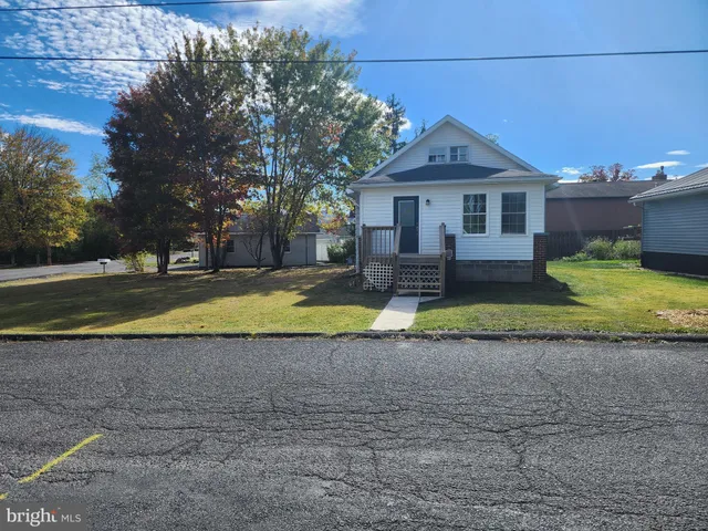 a view of a walk in closet
