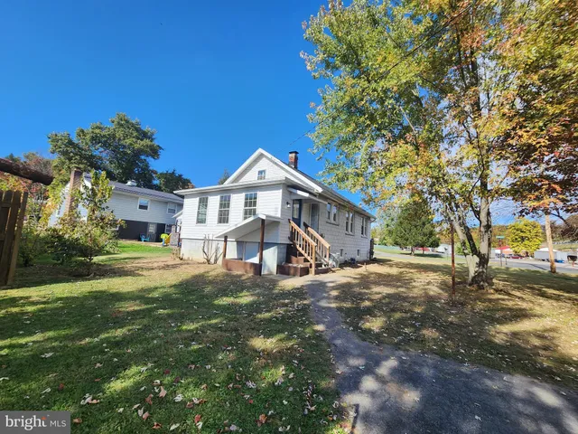 a view of a house with a yard