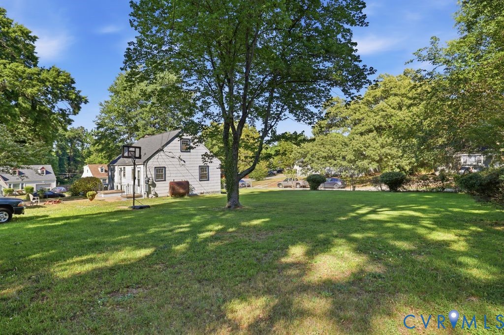 3200 Manorcrest Road Richmond, VA 23234 - Photo 33 of 34 a front view of a house with a garden